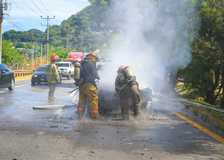 Bomberos sofocan incendio de carro en carretera a Comalapa