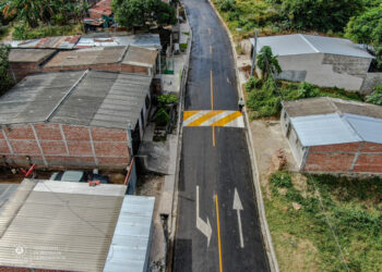 Pavimentan calle principal de la colonia Santa Isabel, en Santa Ana
