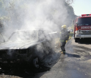 Se incendia vehículo sobre calle antigua a Ilobasco