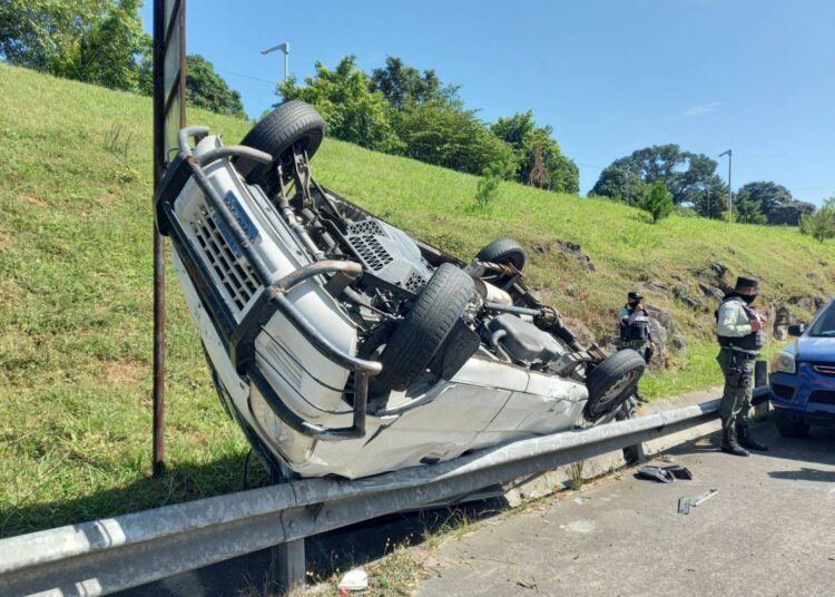 Se reporta vehículo volcado sobre el bulevar Monseñor Romero