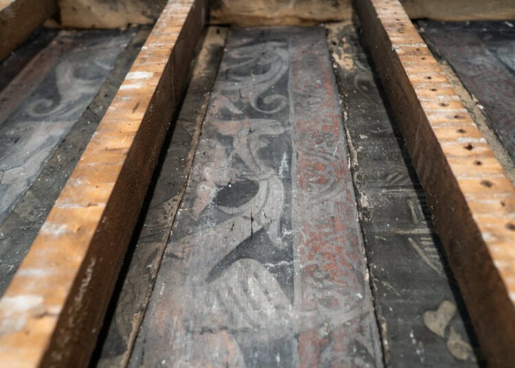 Hallan tras el yeso de una casa señorial pinturas de pájaros dentados y grifos que rugen, una «máquina del tiempo» a la Inglaterra del siglo XVI