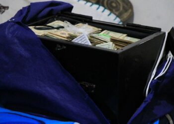 PNC incauta a dos presuntos pandilleros una fuerte suma de dinero en efectivo