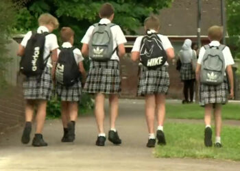 Una escuela primaria británica pide a sus alumnos asistir con faldas para «promover la igualdad»