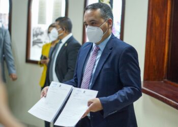 FGR pide desaforar a diputados que negociaron ilícitamente con Roy García