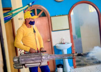 MINSAL y Centros Penales realizan jornada de fumigación en Chalatenango