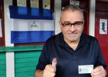 Mauricio Funes ejerce el voto para elegir presidente de Nicaragua