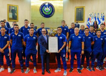 Jugadores de la Selecta de Playa fueron nombrados Hijos Meritísimos de El Salvador