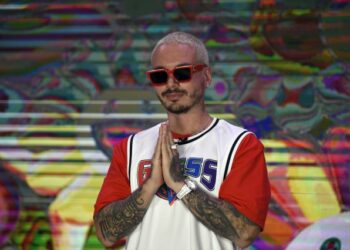 J Balvin se disculpa tras ser llamado «machista» por reclamo en fotografía de su novia