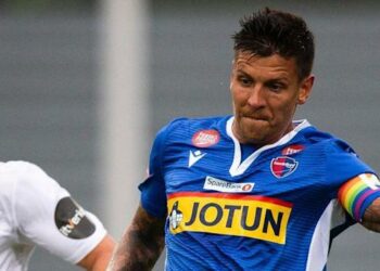 En Noruega un jugador de fútbol sufrió un paro cardíaco y se desplomó en la cancha