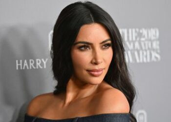 (VIDEO) Guardaespaldas de Kim Kardashian agrede a fan que intentó acercarse
