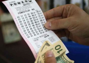 Un hombre gana un millón de dólares en la lotería y lo declara falsamente en pérdidas