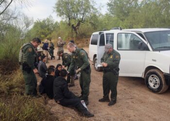 Entran en vigor las nuevas reglas para la detención y deportación de migrantes desde EE.UU.