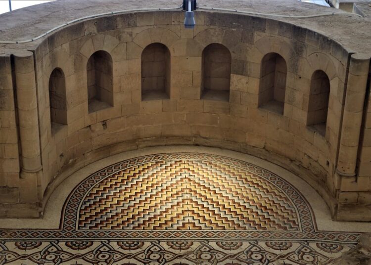 Desvelan tras años de restauración uno de los mayores mosaicos de suelo del mundo en un palacio palestino del siglo VIII
