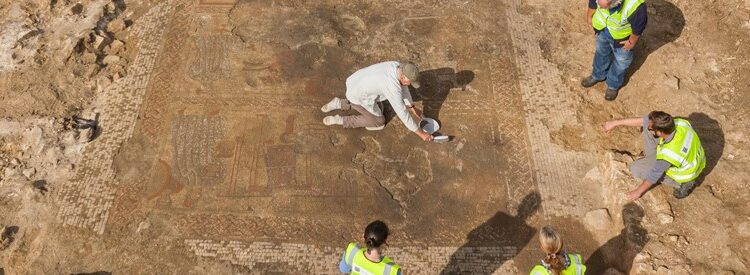 Descubren un «raro» mosaico romano enterrado en el campo de un agricultor en el Reino Unido