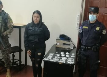 Mujer es interceptada con más de 200 porciones de cocaína en Mejicanos