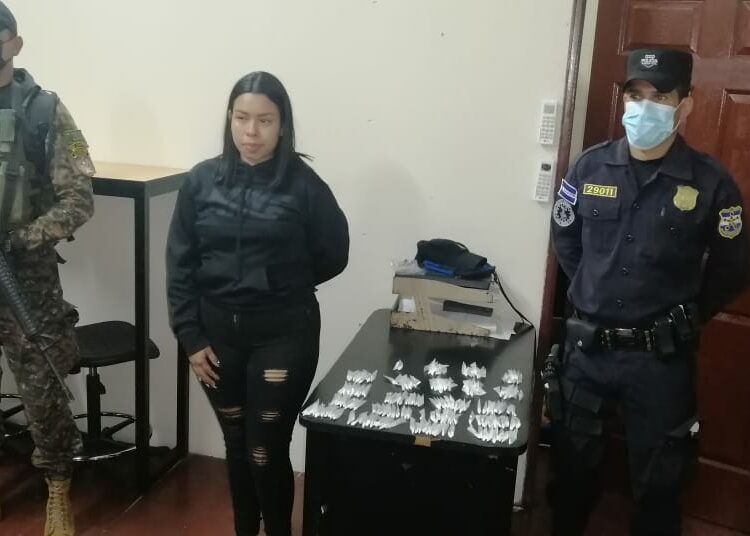 Mujer es interceptada con más de 200 porciones de cocaína en Mejicanos