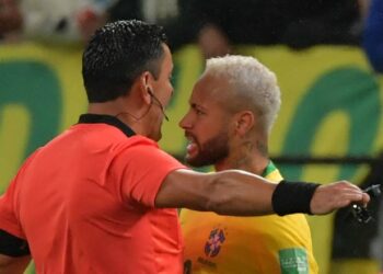 Fuerte cruce entre Neymar y el árbitro Tobar en Brasil-Colombia: el futbolista debió haber sido expulsado