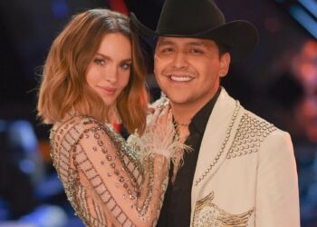 Christian Nodal y Belinda estrenaron cobertor con sus rostros