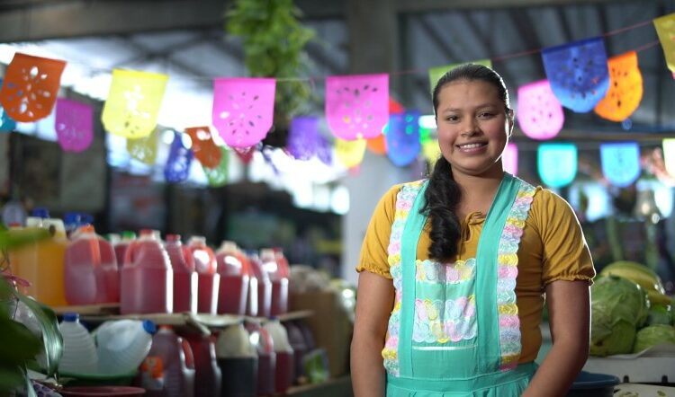 FinDev Canadá otorga $10 millones a FEDECRÉDITO para impulsar a microempresarios salvadoreños