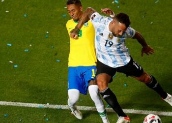(VIDEO) Conmebol suspendió al árbitro y al encargado del VAR por no haber expulsado a Otamendi en Argentina-Brasil