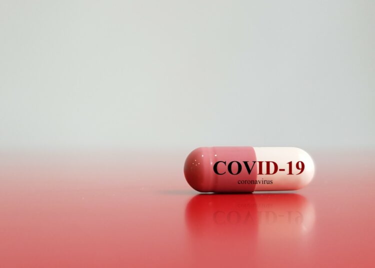 Pfizer anunció que su medicamento oral contra el COVID-19 podría estar disponible este año