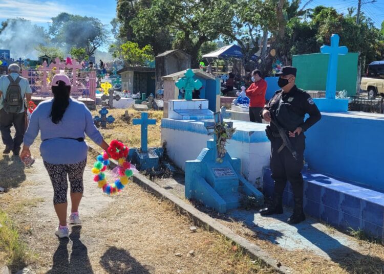 PNC da seguridad a visitantes de los cementerios durante este Día de los Fieles Difuntos