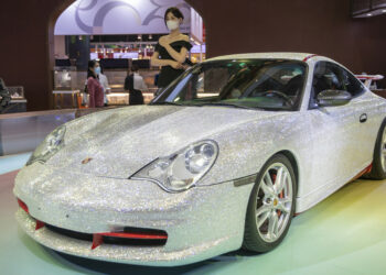 (VIDEO) En China exhiben un Porsche cubierto con 400.000 piedras preciosas incrustada a mano