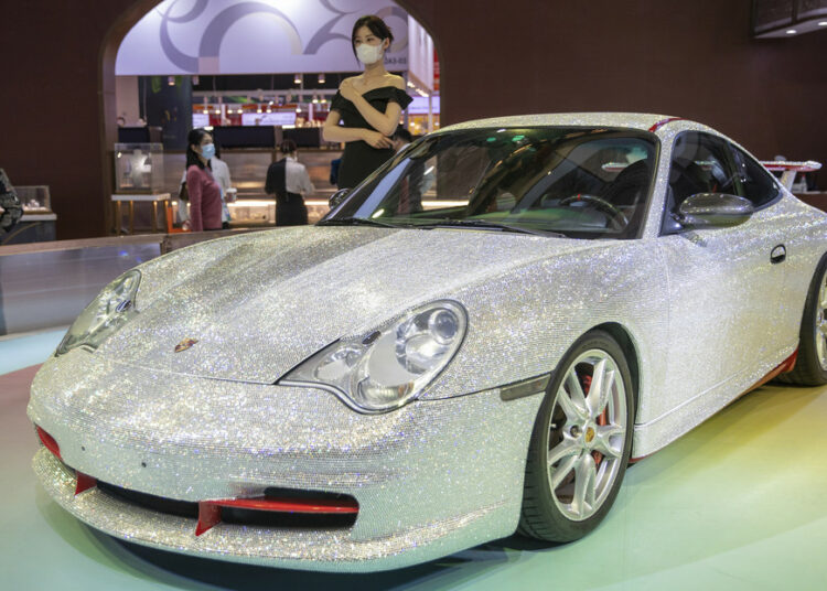 (VIDEO) En China exhiben un Porsche cubierto con 400.000 piedras preciosas incrustada a mano