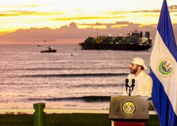 El Salvador recibe al primer buque carguero de gas natural de la región, en la planta de Energía del Pacífico