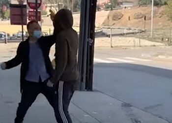 Un profesor chino recurre al kung-fu para desarmar a un ladrón, recrea el incidente y la grabación se hace viral