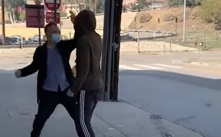 Un profesor chino recurre al kung-fu para desarmar a un ladrón, recrea el incidente y la grabación se hace viral
