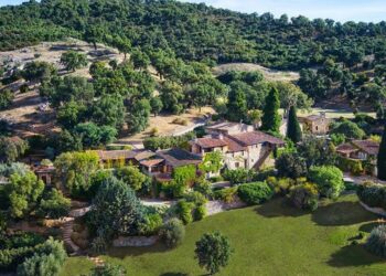 Conoce el ostentoso pueblo del cual Johnny Deep es dueño en Francia