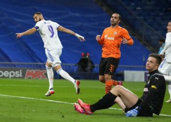 Real Madrid superó a Shakhtar gracias a la calidad de Benzema y llegó a la cima de su grupo de la Champions