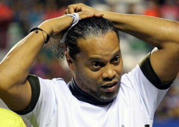 Ronaldinho podría regresar a prisión, esta vez por no pagar la pensión alimenticia a una de sus exnovias con quien mantuvo una relación poliamorosa