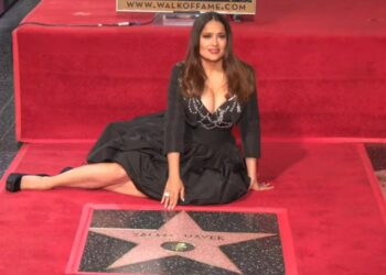 La actriz mexicana Salma Hayek devela su estrella en el Paseo de la Fama de Hollywood