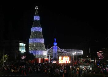 Panadería San Martín enciende las luces del árbol navideño más grande del país