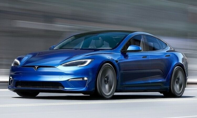 (VIDEO) Un Tesla Model S Plaid pone en ‘ridiculo’ en una carrera a dos de los coches a gasolina más rápidos