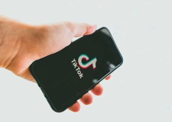 TikTok refuerza las reglas de seguridad para proteger a los adolescentes de retos y bulos peligrosos tras la publicación de un estudio