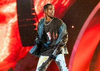 Demandan al rapero Travis Scott y a los organizadores del festival Astroworld tras la estampida que terminó con la vida de 8 personas