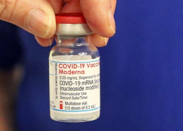 Moderna evalúa el hipotético desarrollo de una vacuna contra la variante Ómicron del COVID-19 para 2022