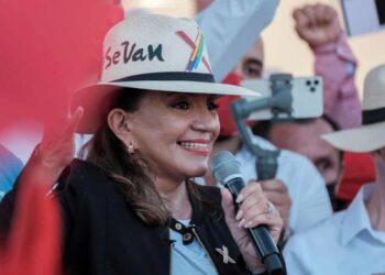 Xiomara Castro aspira a ser la primera presidenta de Honduras, entre otros 13 candidatos