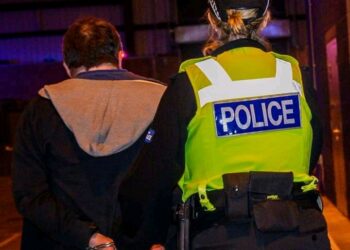 La Policía británica envía una ‘tarjeta navideña’ a los criminales y los ‘invita’ a pasar las fiestas tras las rejas si vuelven a violar la ley