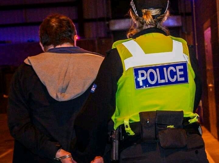 La Policía británica envía una ‘tarjeta navideña’ a los criminales y los ‘invita’ a pasar las fiestas tras las rejas si vuelven a violar la ley