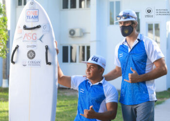 Gobierno acompaña entrega del pabellón nacional a parasurfista salvadoreño que participará en campeonato mundial