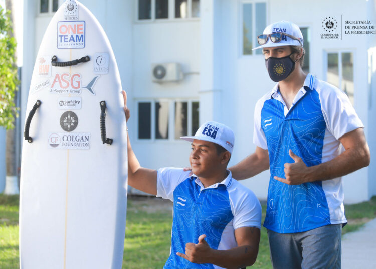 Gobierno acompaña entrega del pabellón nacional a parasurfista salvadoreño que participará en campeonato mundial