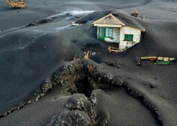 (VIDEOS) Volcán de La Palma: un nuevo río de lava amenaza con sumergir una iglesia y varias viviendas