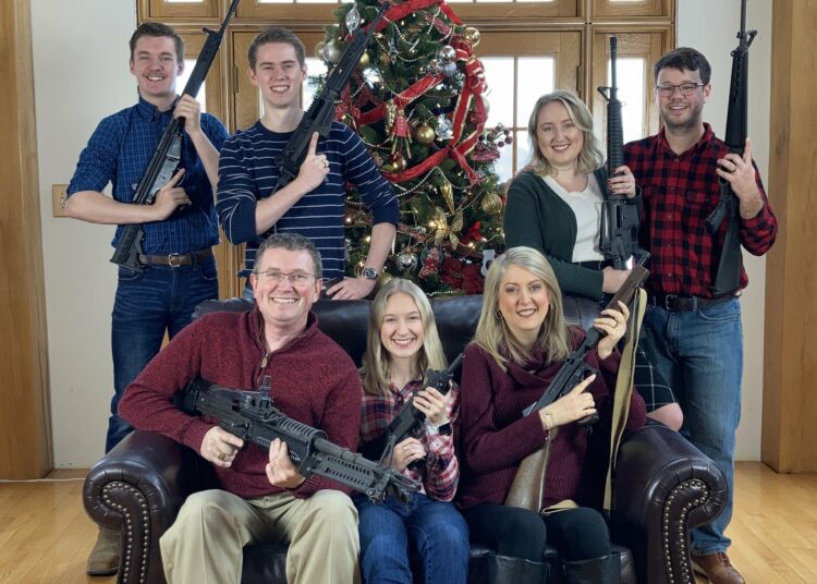 EEUU: Un congresista desata la polémica con una foto de su familia posando con armas ante el árbol de Navidad