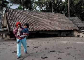 (VIDEOS) Al menos 13 muertos y decenas de heridos tras la erupción del volcán Semeru en Indonesia