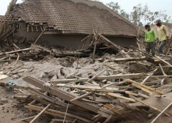 El volcán Semeru entró nuevamente en erupción y se dificultan las tareas de rescate