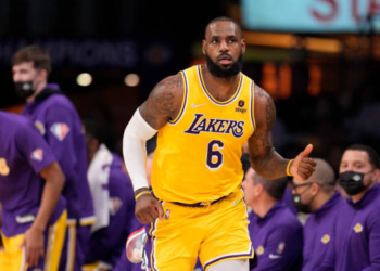 LeBron James iguala un récord anotador de Michael Jordan en la NBA